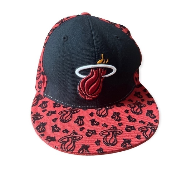 Adidas Miami Heat Fitted Wool Red & Black Flat Cap, Size 7 5/8 - Picture 1 of 10
